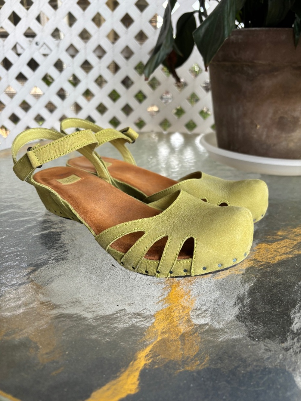 Vialis closed toe shoe